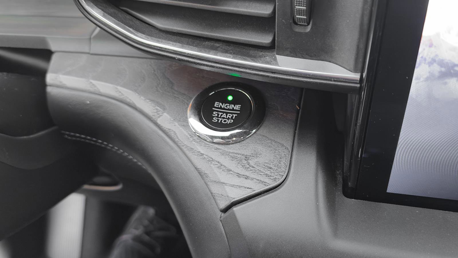 Certified 2020 Ford Explorer Platinum w/ Premium Technology Package image 23