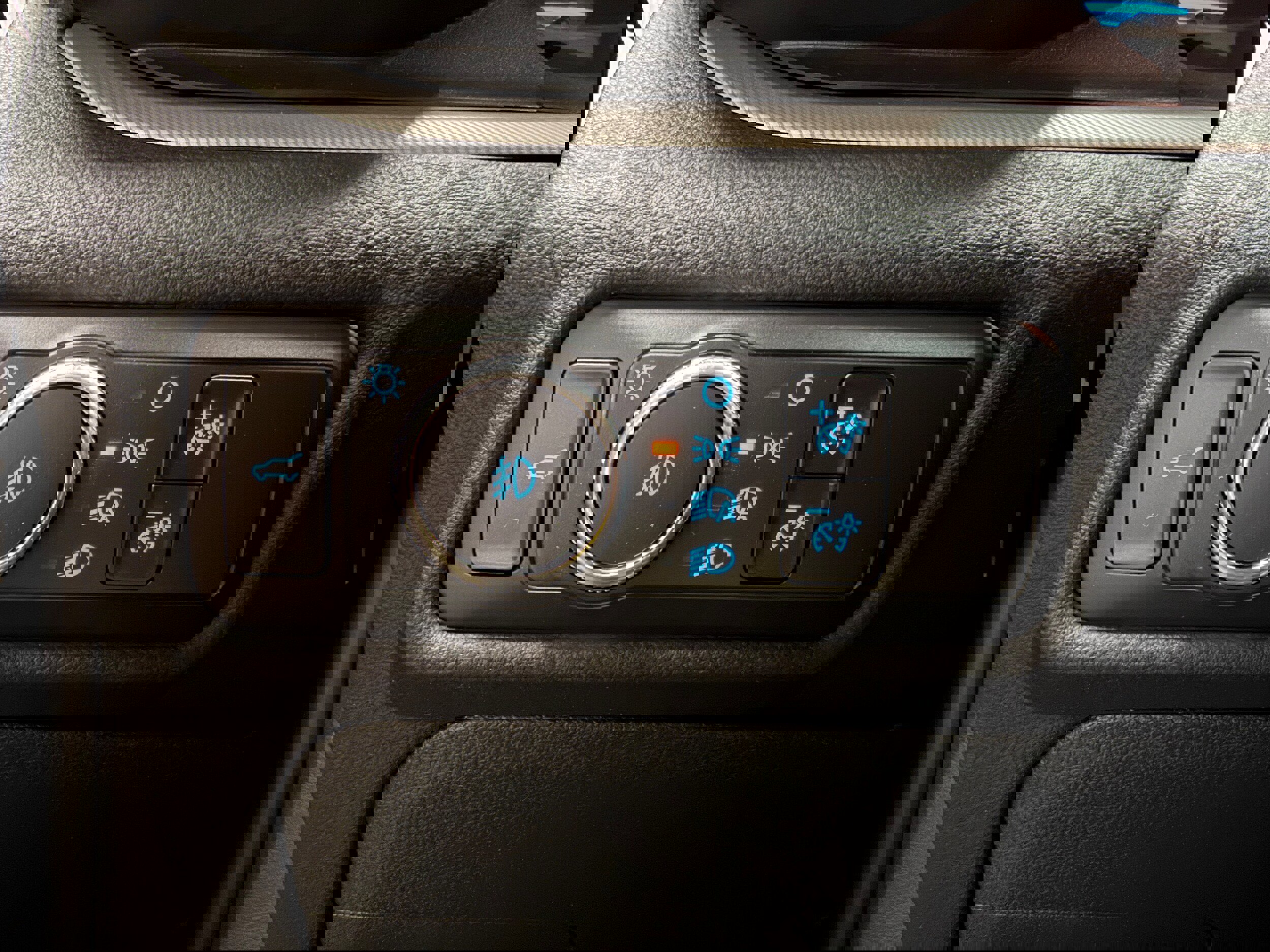 Certified 2020 Ford Explorer XLT w/ Equipment Group 202A image 18