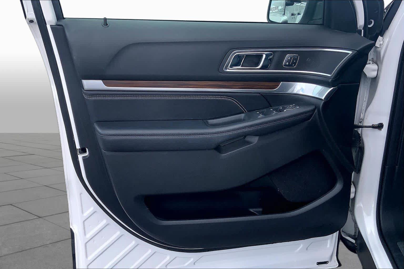 Certified 2018 Ford Explorer Limited w/ Equipment Group 301A FWD image 22