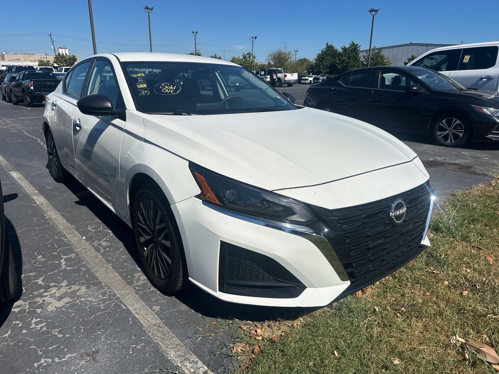 Used 2025 Nissan Altima 2.5 SV FWD image 2