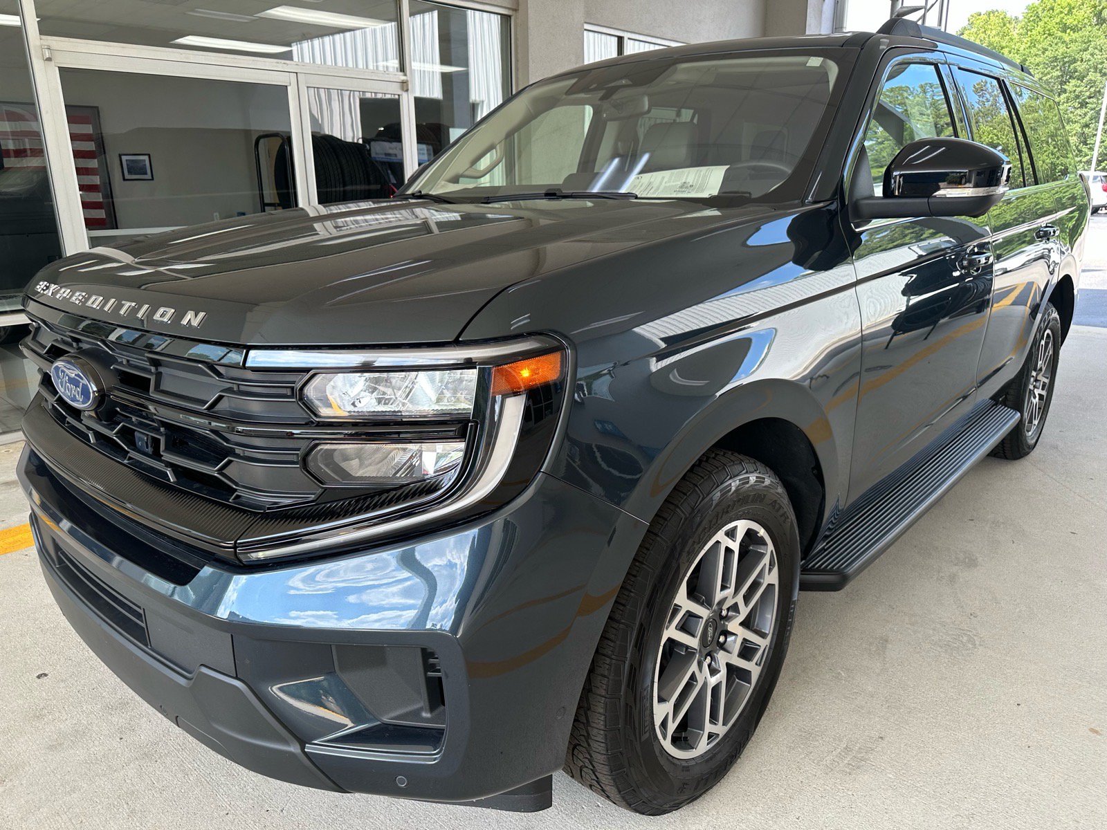 Certified 2025 Ford Expedition Active AWD/4WD image 3