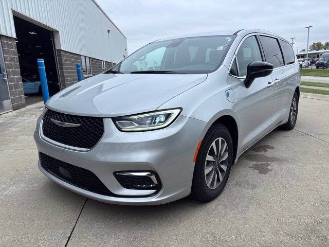 Used 2024 Chrysler Pacifica Limited FWD image 2