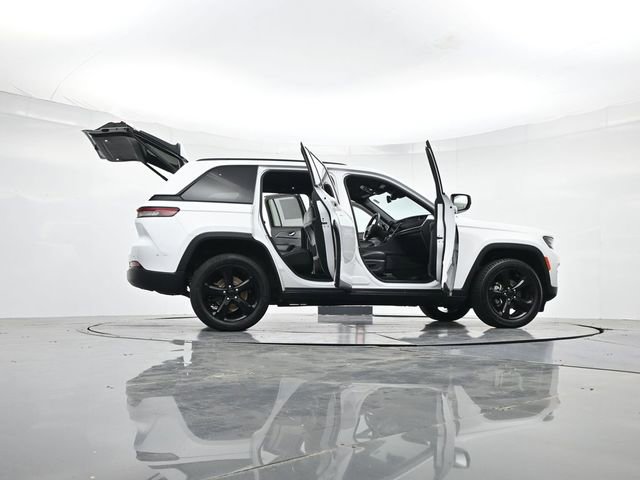 Used 2023 Jeep Grand Cherokee Altitude RWD image 48