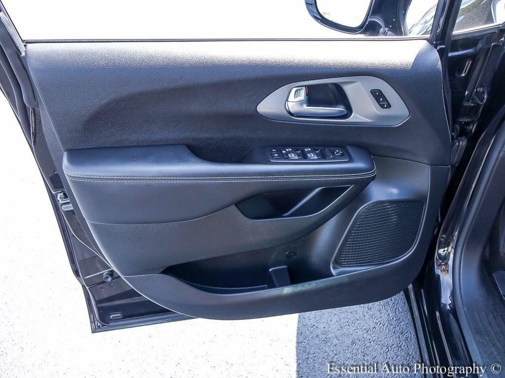 Used 2025 Chrysler Pacifica Select FWD image 18