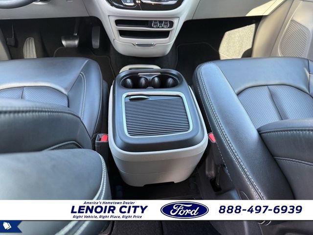 Used 2023 Chrysler Pacifica Touring-L FWD image 14