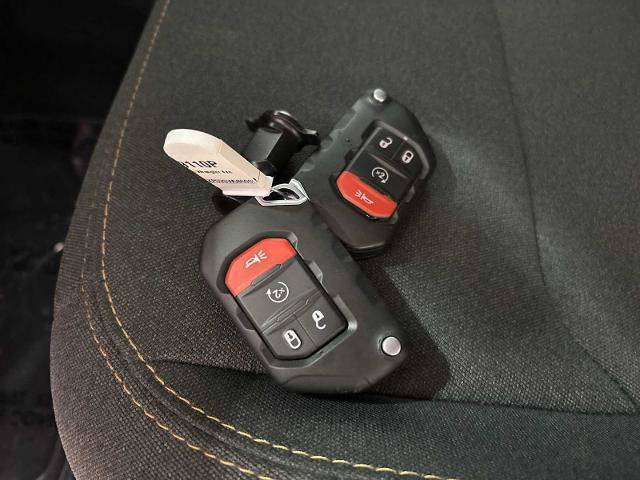 Used 2025 Jeep Wrangler Unlimited Sahara w/ Safety Group AWD/4WD image 31