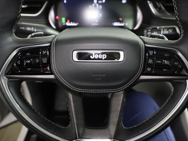 Used 2022 Jeep Grand Cherokee Overland w/ Luxury Tech Group IV AWD/4WD image 15
