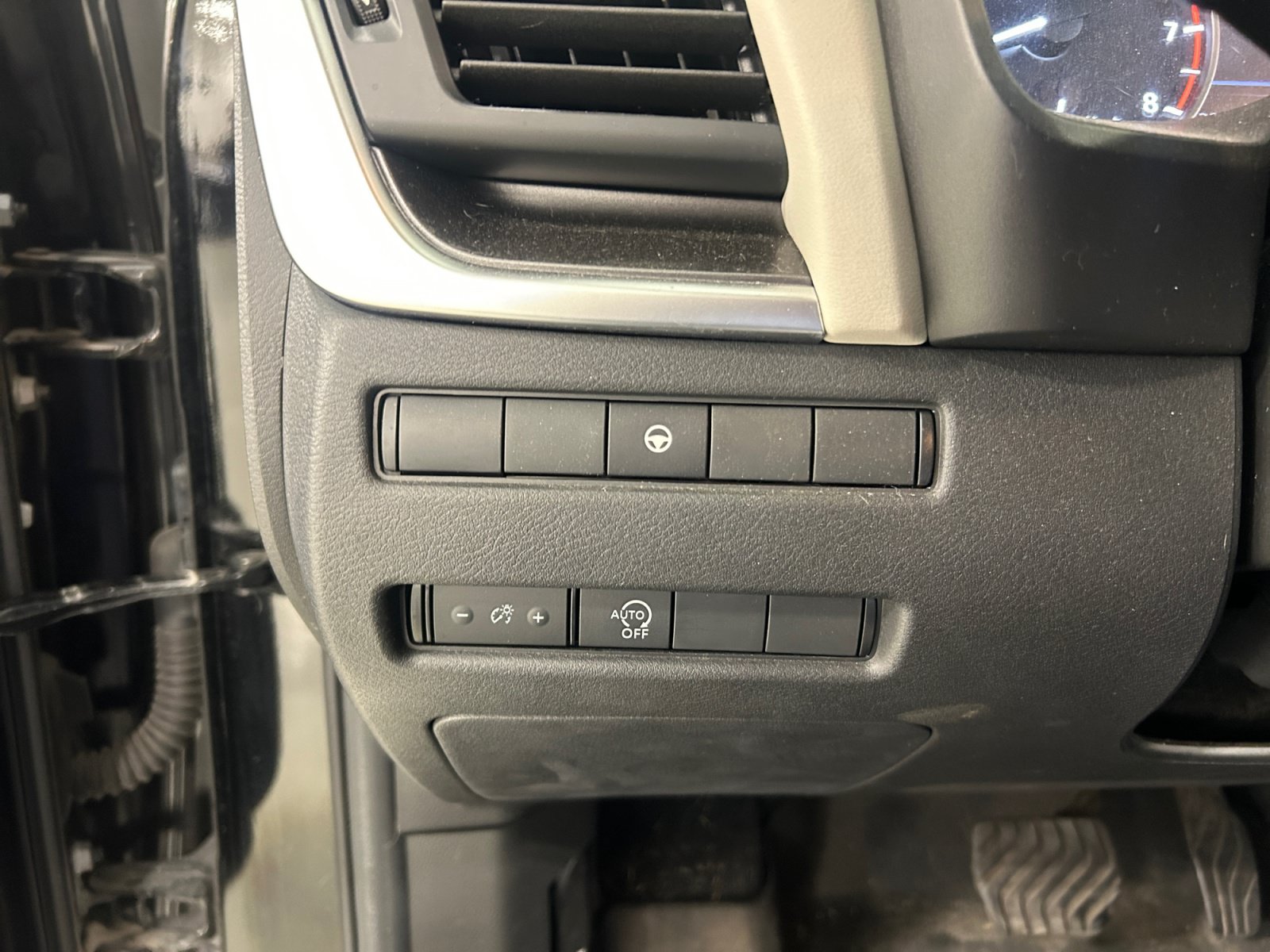 Used 2023 Nissan Rogue SV AWD/4WD image 19