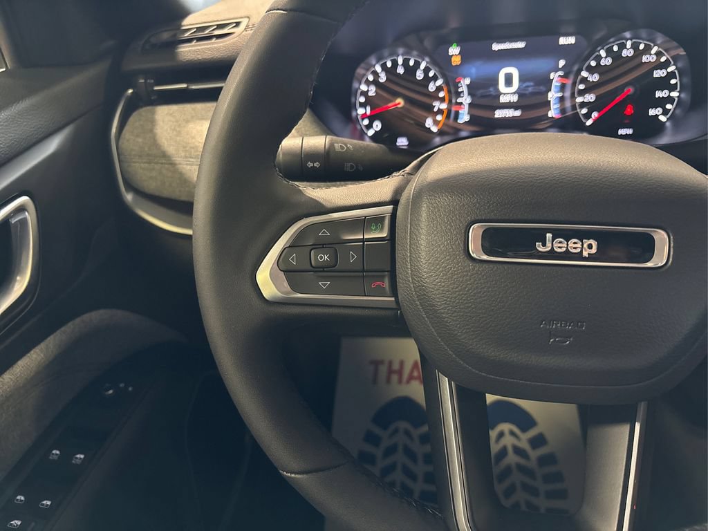 Used 2025 Jeep Compass Latitude AWD/4WD image 33