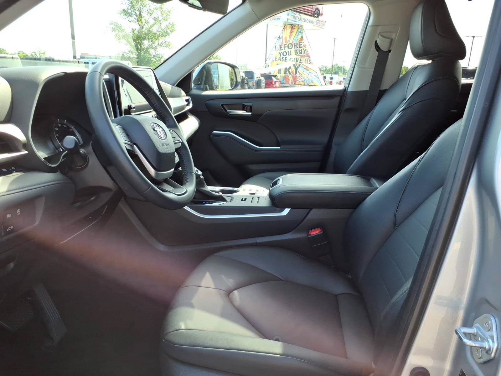 Used 2025 Toyota Highlander XLE AWD/4WD image 10