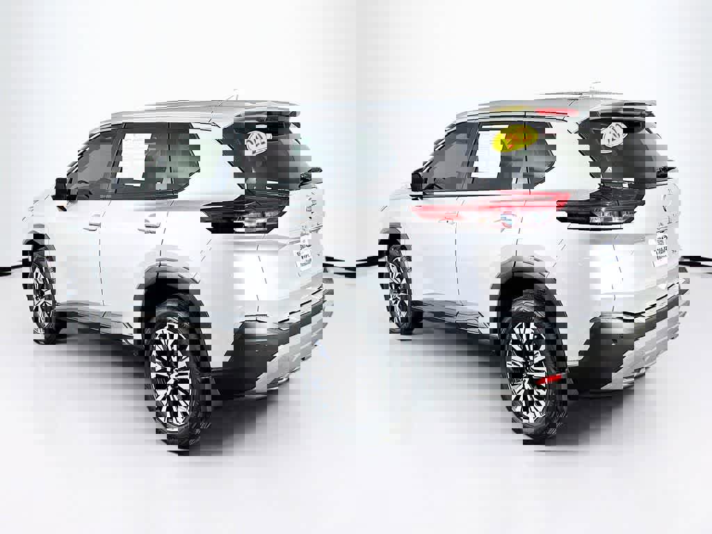 Used 2022 Nissan Rogue SV image 4