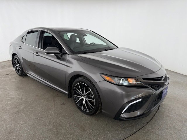 Used 2023 Toyota Camry SE image 3