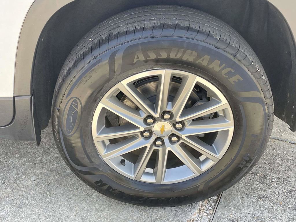 Used 2023 Chevrolet Traverse LT image 9