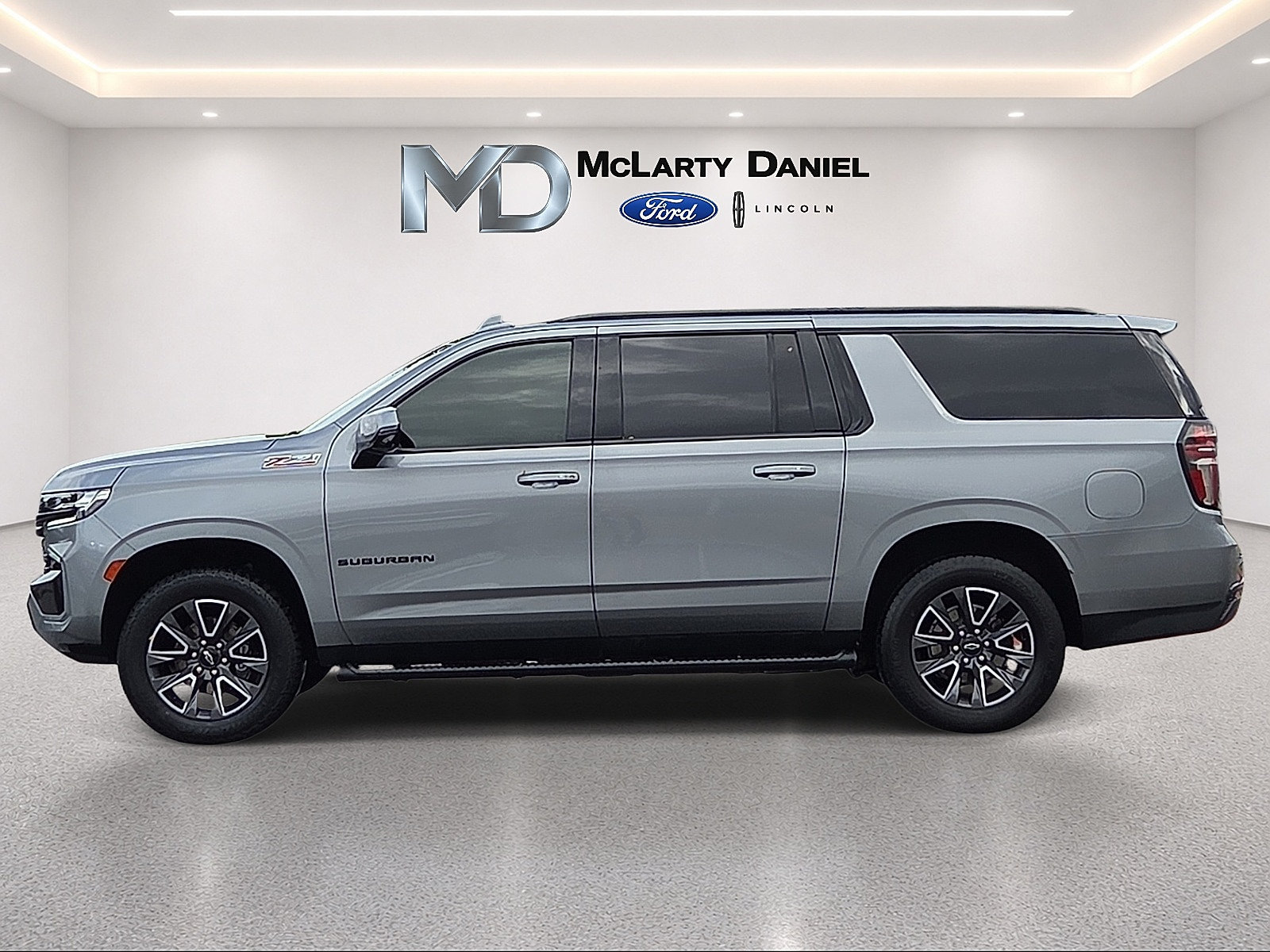 Used 2023 Chevrolet Suburban Z71 w/ Luxury Package AWD/4WD image 3