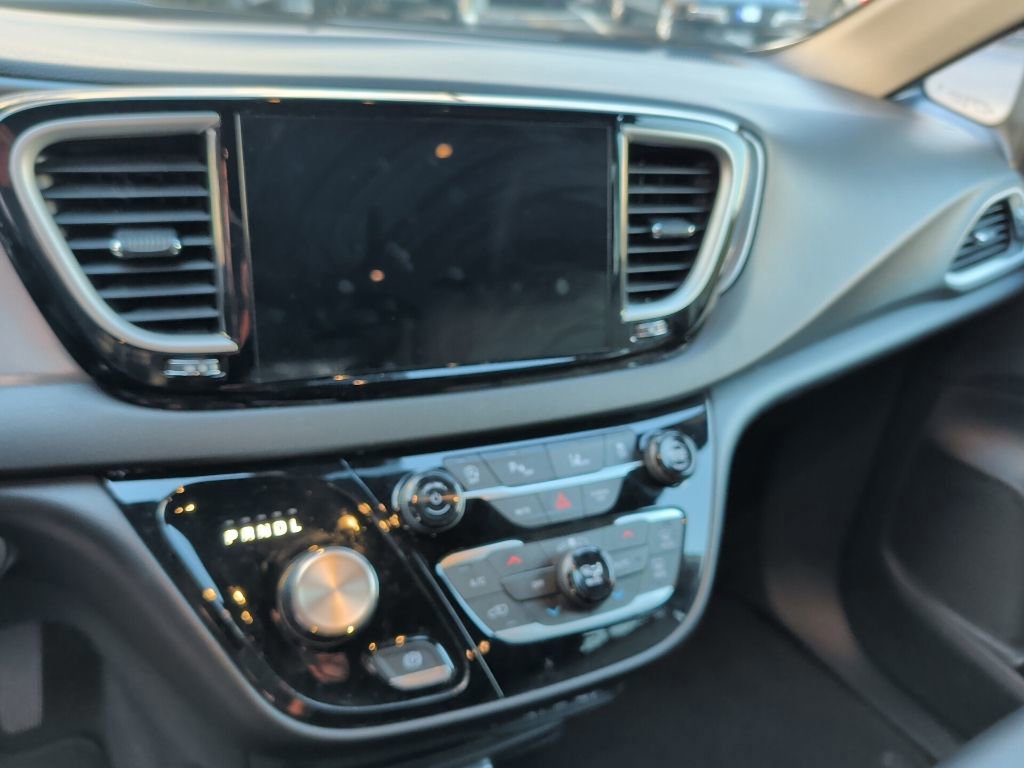 Used 2025 Chrysler Pacifica Select image 7