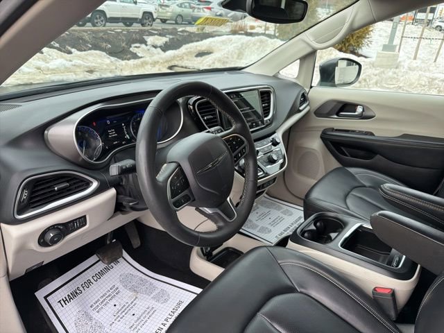 Used 2023 Chrysler Pacifica Touring-L image 15