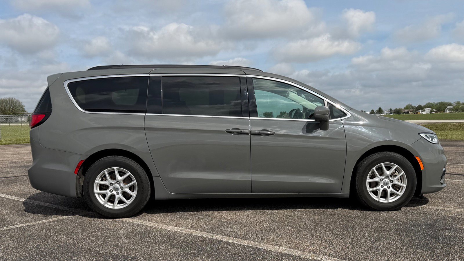 Used 2022 Chrysler Pacifica Touring-L FWD video 2