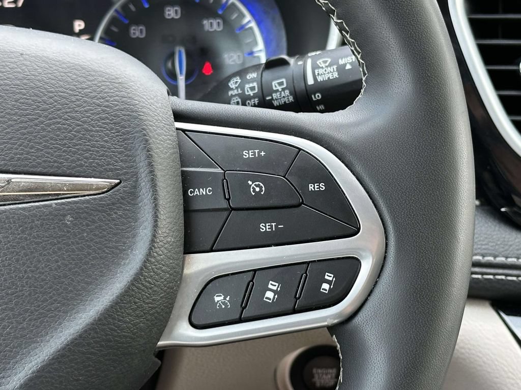 Used 2023 Chrysler Pacifica Limited FWD image 23