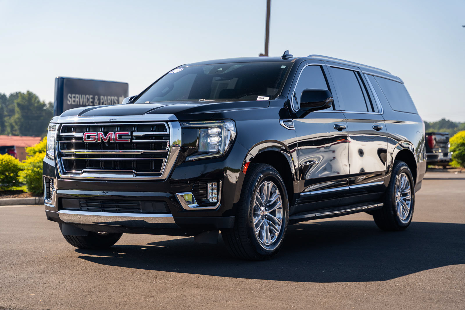 Used 2023 GMC Yukon XL SLT w/ SLT Premium Package AWD/4WD image 3