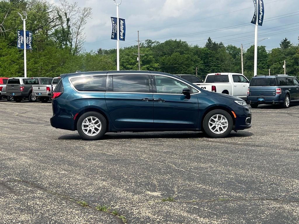Used 2023 Chrysler Pacifica Touring-L FWD image 12