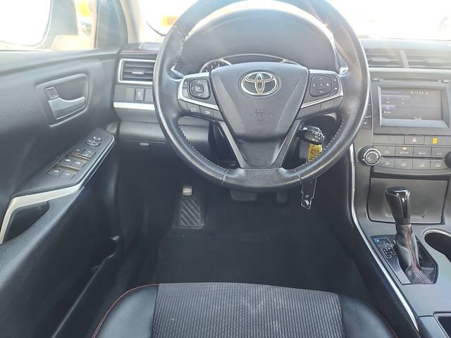Used 2017 Toyota Camry SE w/ Moonroof Package FWD image 9