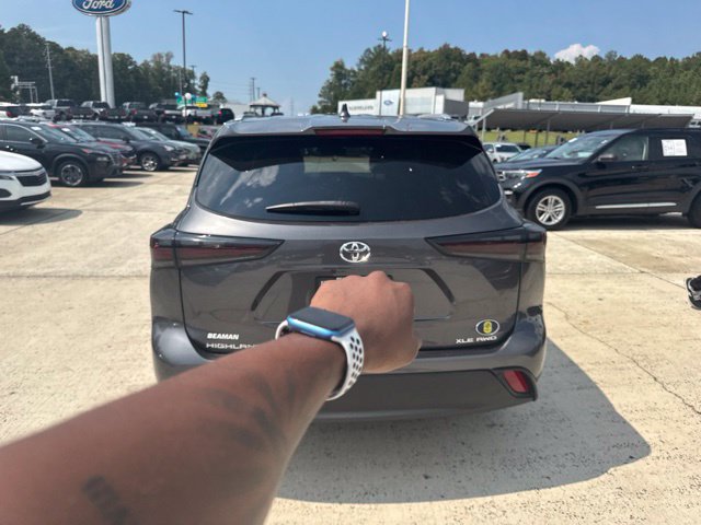Used 2023 Toyota Highlander XLE AWD/4WD image 9
