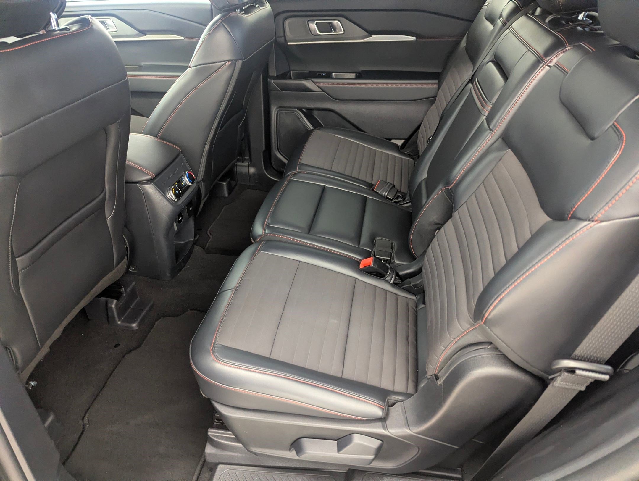 Certified 2025 Ford Explorer ST-Line w/ ST-Line Street Pack image 24