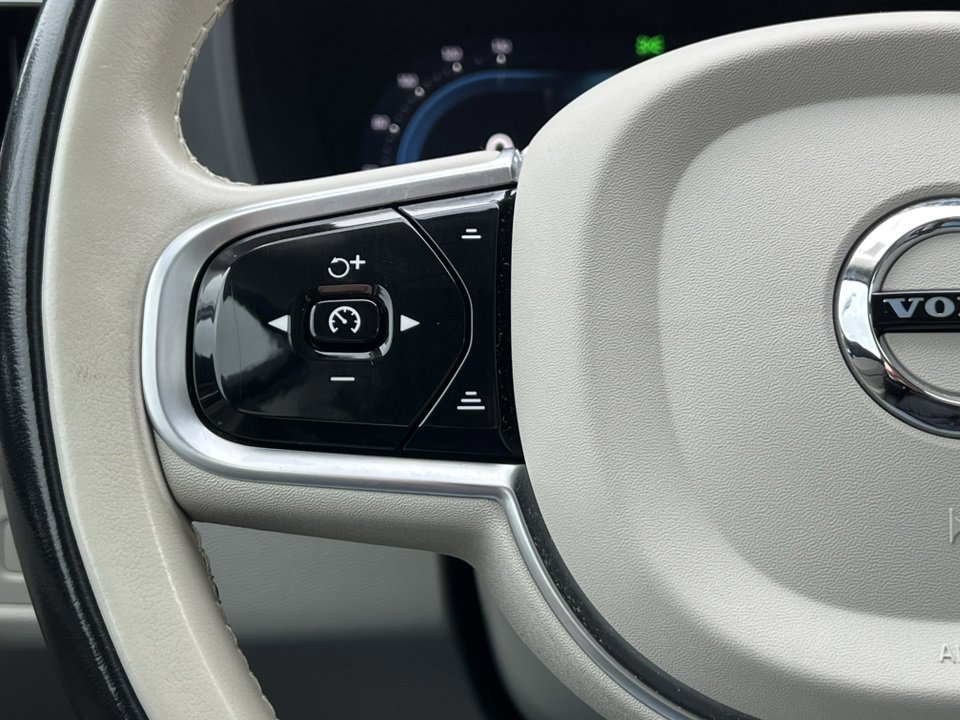 Used 2022 Volvo XC60 B5 Inscription image 24