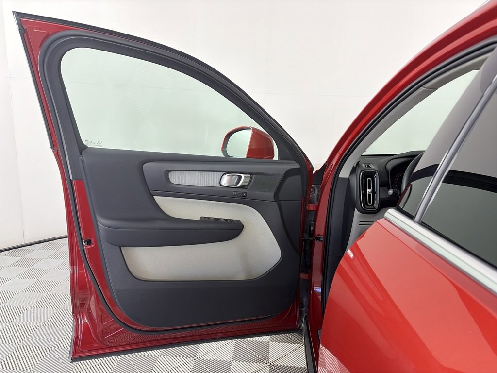 Used 2022 Volvo XC40 T5 Inscription image 10
