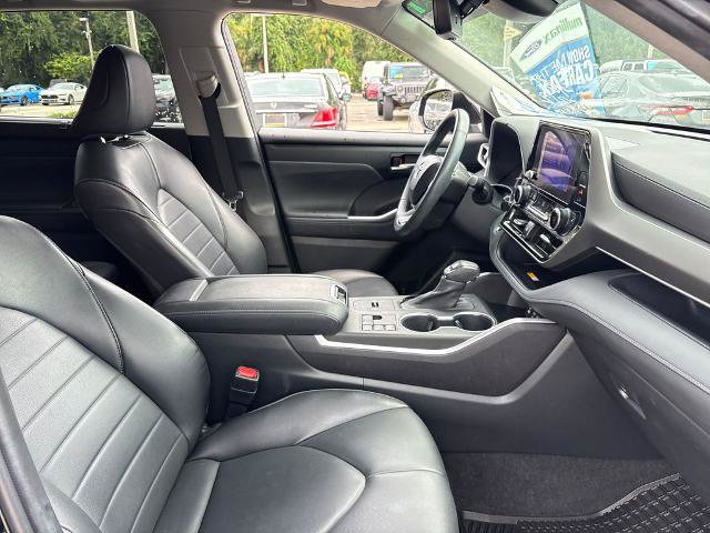 Used 2023 Toyota Highlander XLE FWD image 28