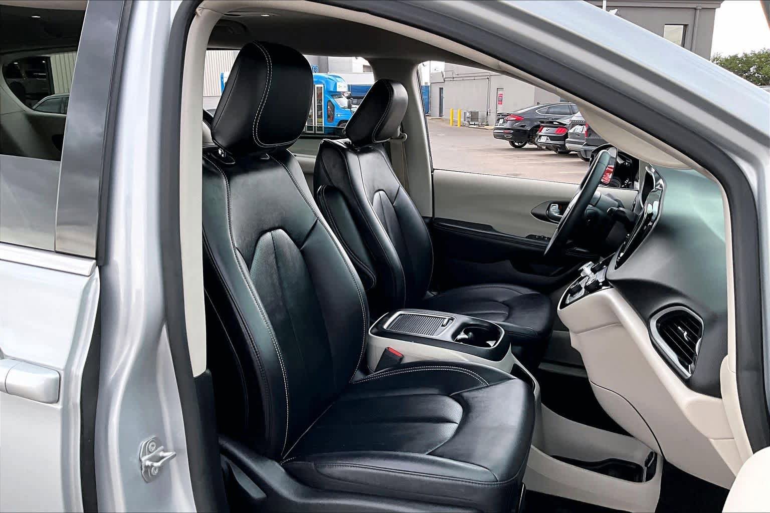 Used 2024 Chrysler Pacifica Touring-L FWD image 9