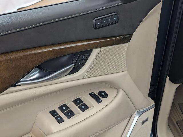 Used 2019 Cadillac Escalade Luxury AWD/4WD image 12