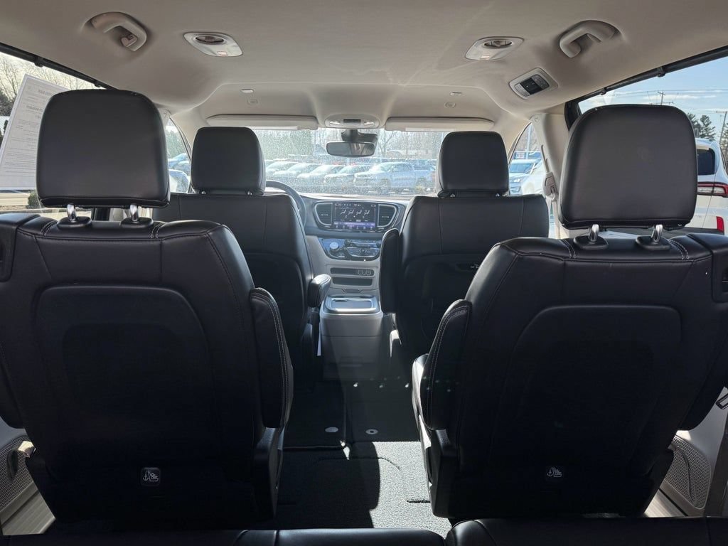 Used 2023 Chrysler Pacifica Touring-L FWD image 10