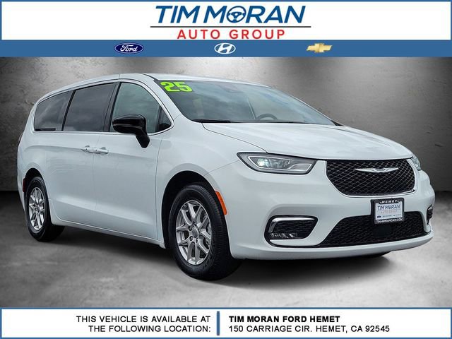 Used 2025 Chrysler Pacifica Select image 1