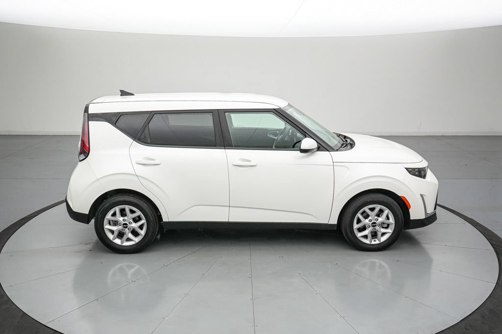 Used 2025 Kia Soul LX w/ LX Technology Package FWD image 3