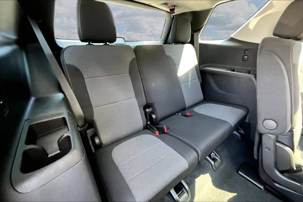 Used 2021 Chevrolet Traverse LT FWD image 28