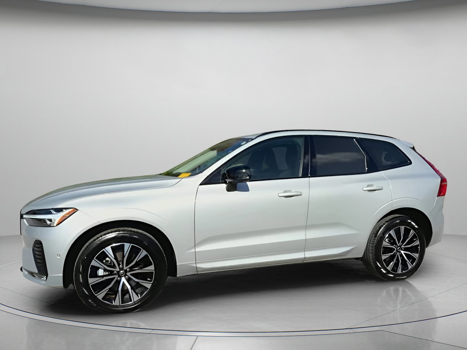 Used 2025 Volvo XC60 B5 Plus image 7