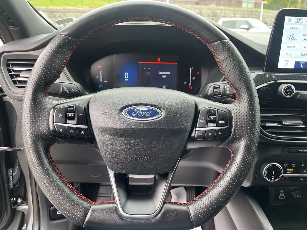 Certified 2025 Ford Escape ST-Line Select AWD/4WD image 17