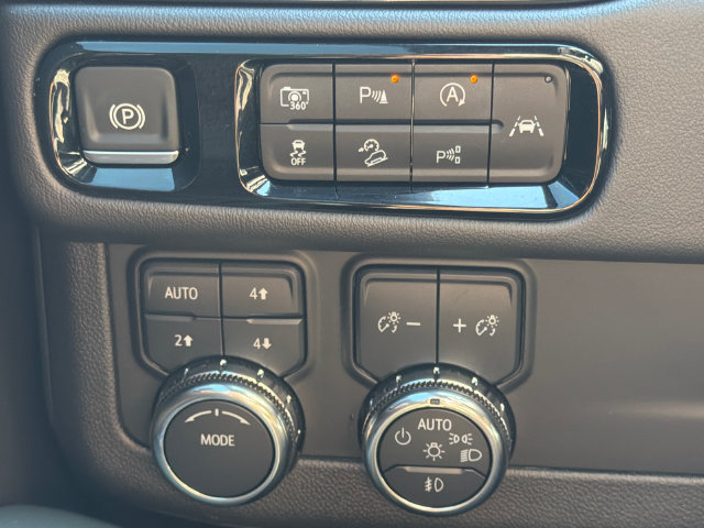 Used 2025 GMC Yukon AT4 w/ AT4 Premium Package AWD/4WD image 35