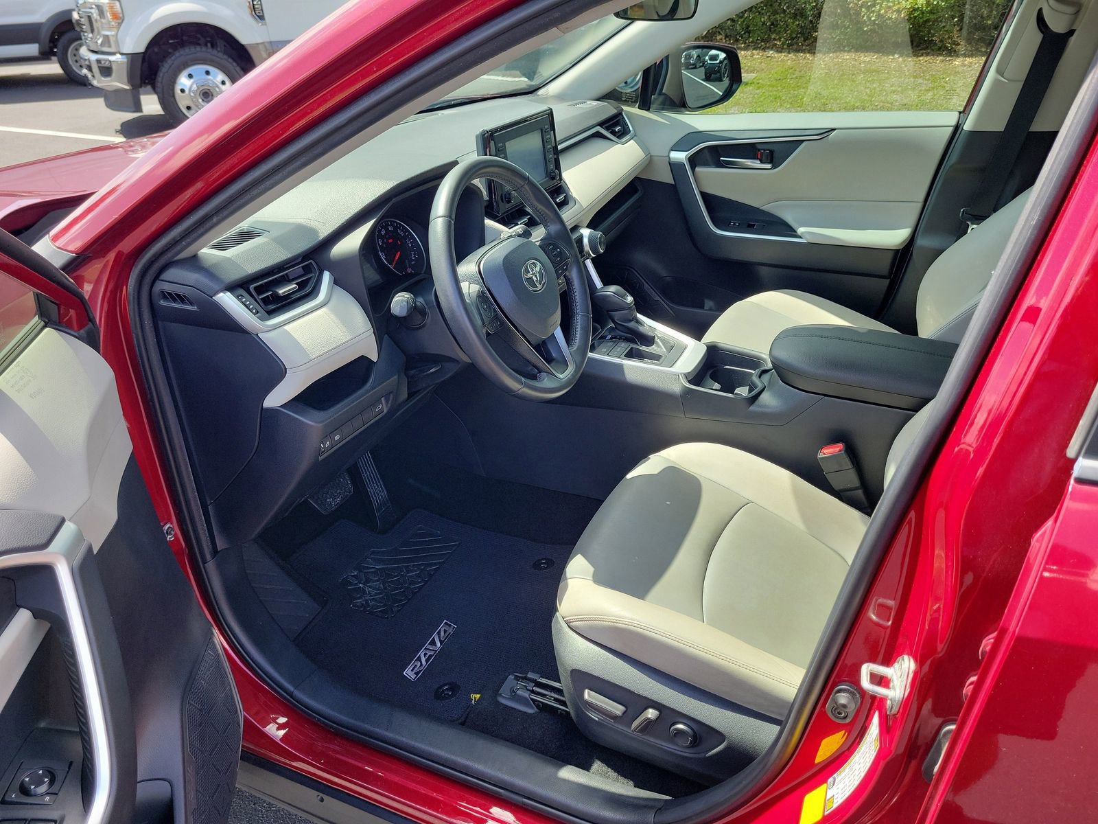 Used 2019 Toyota RAV4 XLE Premium FWD image 17