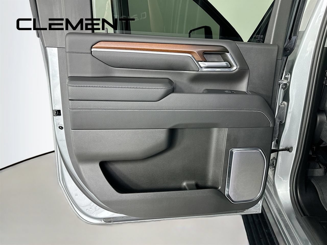 Used 2024 GMC Sierra 3500 Denali w/ Denali Reserve Package AWD/4WD image 32