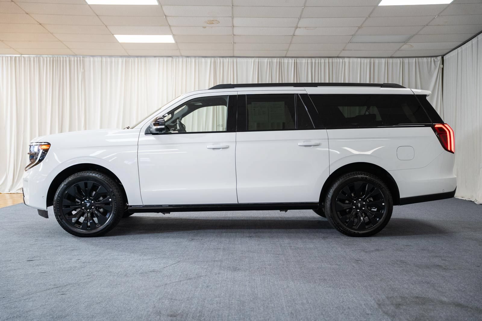 Certified 2025 Ford Expedition Max Platinum w/ Stealth Appearance Package AWD/4WD image 4