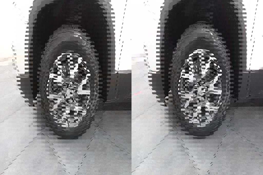 Used 2023 GMC Acadia SLE image 27