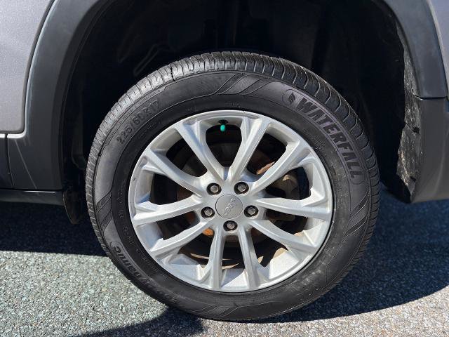 Used 2021 Jeep Cherokee Latitude FWD image 33