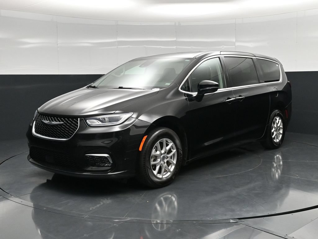 Used 2024 Chrysler Pacifica Touring-L FWD image 7