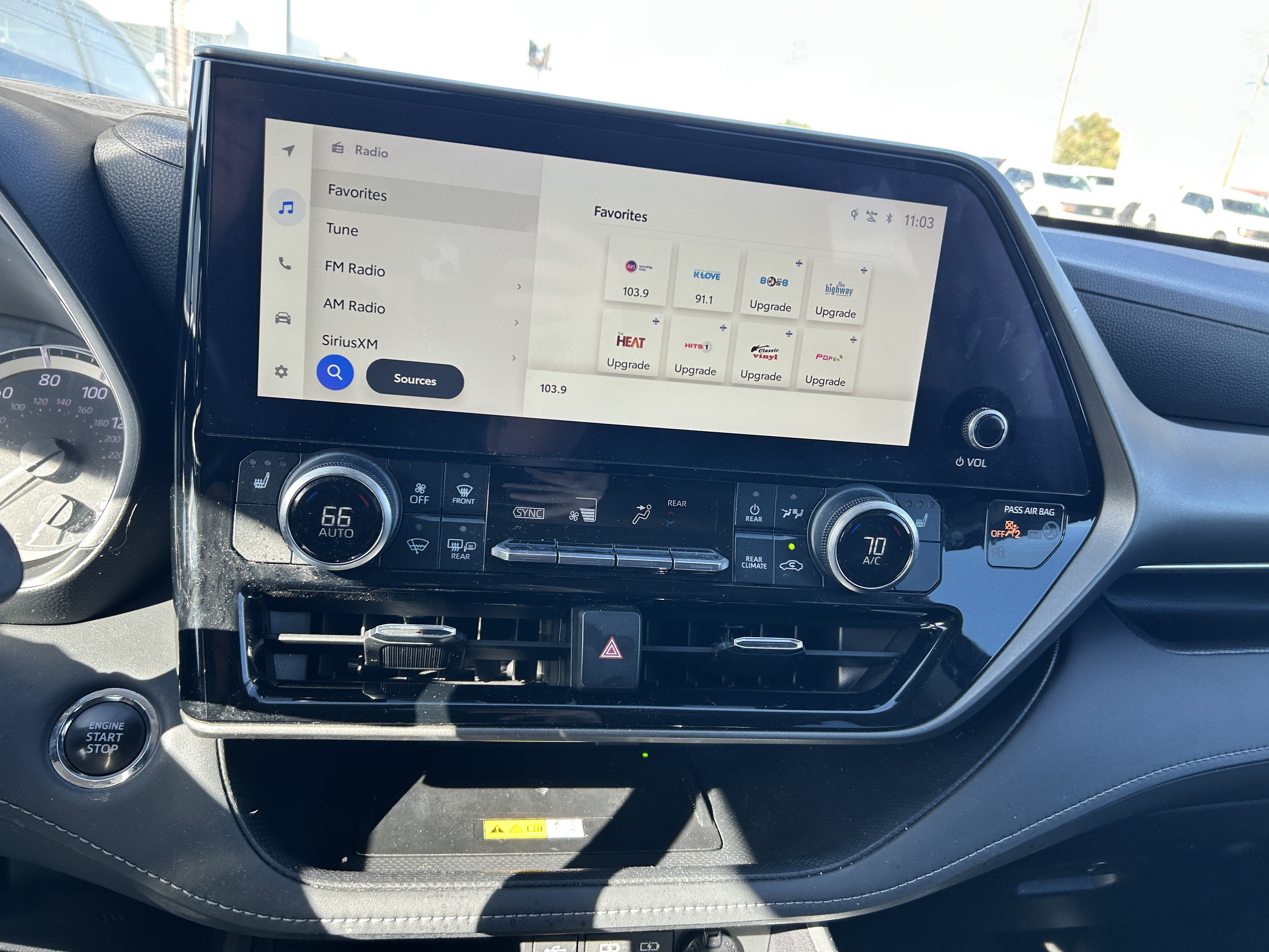 Used 2023 Toyota Highlander XLE AWD/4WD image 16