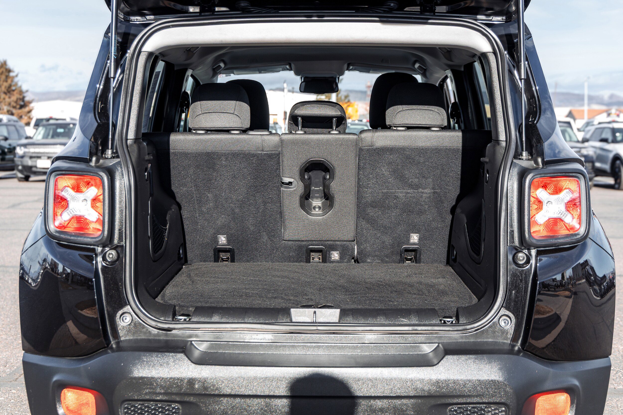 Used 2018 Jeep Renegade Latitude w/ Cold Weather Group AWD/4WD image 11