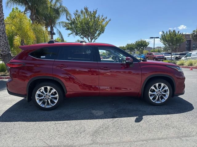 Used 2022 Toyota Highlander Limited AWD/4WD image 2
