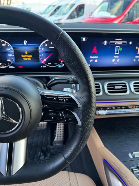 Used 2025 Mercedes-Benz GLS 580 4MATIC image 17