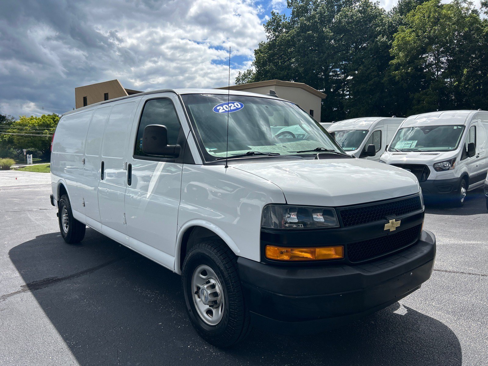 Used 2020 Chevrolet Express 3500 Extended RWD image 3
